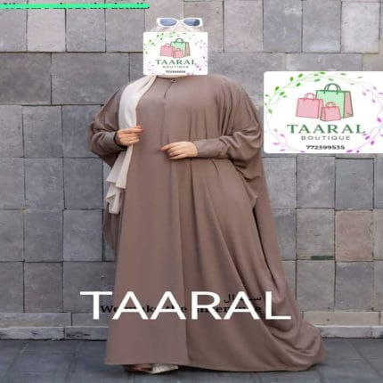 > Femme portant une abaya papillon ample en tissu crêpe de Turquie avec un col zippé et un hijab assorti, de chez Taaral Boutique.