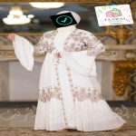 Ensemble abaya trois pièces de fête comprenant une robe de dessous, une surtunique kimono ouverte à manches cloche ornées de broderies délicates et une ceinture assortie, de chez Taaral Boutique.