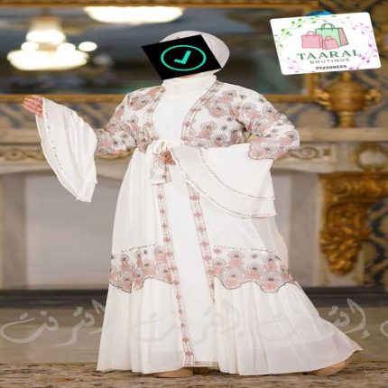 Ensemble abaya trois pièces de fête comprenant une robe de dessous, une surtunique kimono ouverte à manches cloche ornées de broderies délicates et une ceinture assortie, de chez Taaral Boutique.