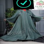 Robe abaya longue et très ample, de coupe évasée avec des plis fluides sur toute la longueur, proposée par Taaral Boutique