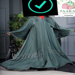 Robe abaya longue et très ample, de coupe évasée avec des plis fluides sur toute la longueur, proposée par Taaral Boutique