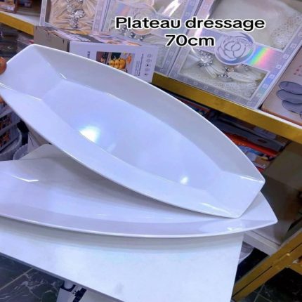 Deux grands plats de dressage ovales et allongés de couleur blanche, superposés sur un support, avec l'inscription textuelle Plateau dressage 70cm.
