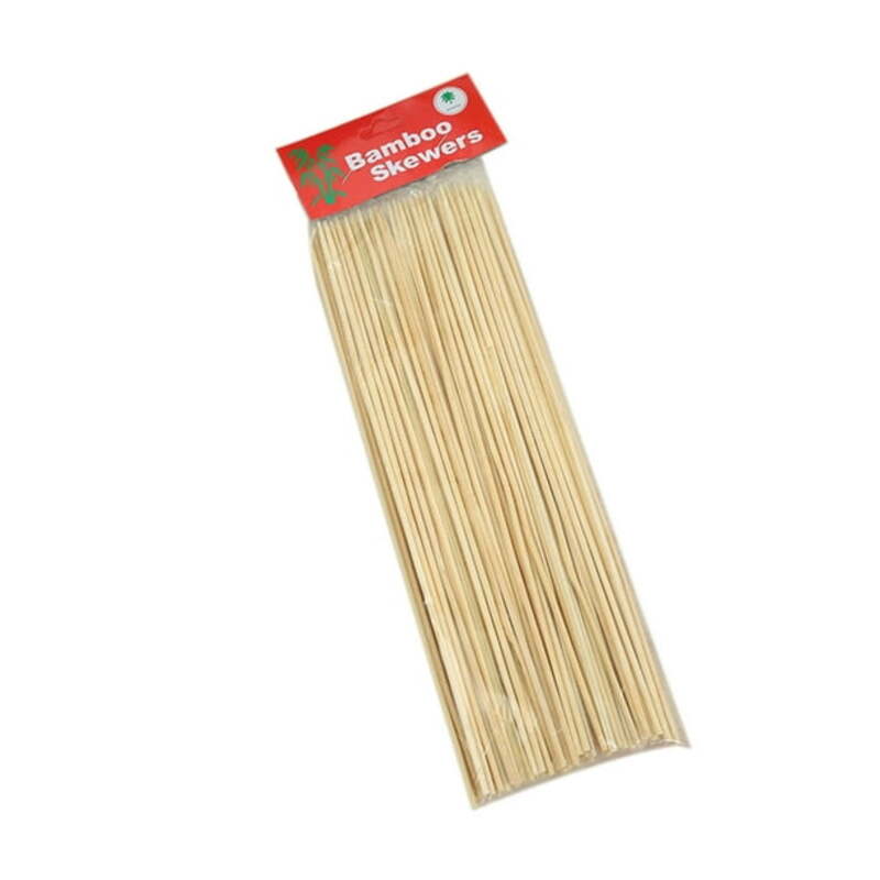 Paquet transparent contenant de longs pics à brochette en bois de bambou avec une étiquette rouge marquée Bamboo Skewers.