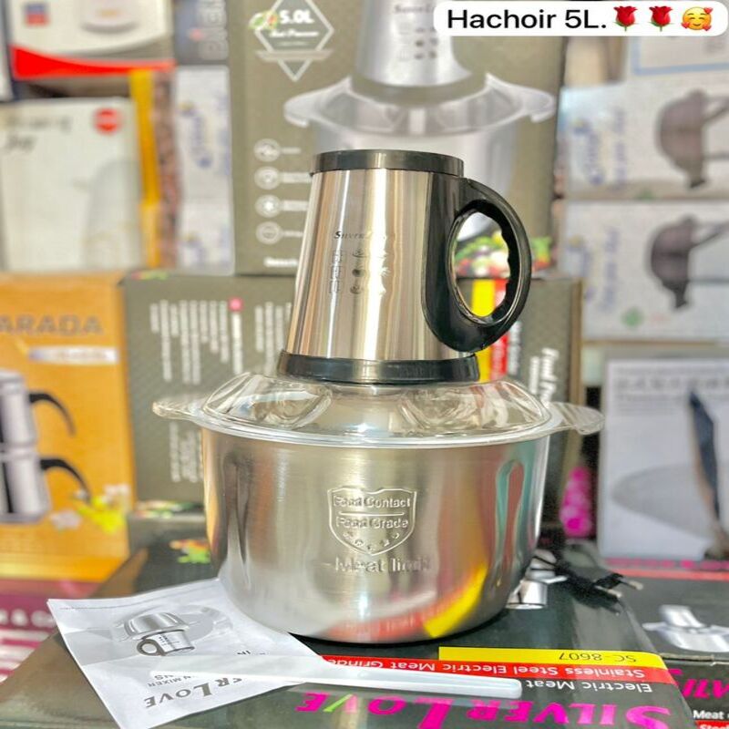 Hachoir électrique en acier inoxydable de marque Silver Love avec un bol de 5 litres et son manuel d'utilisation.