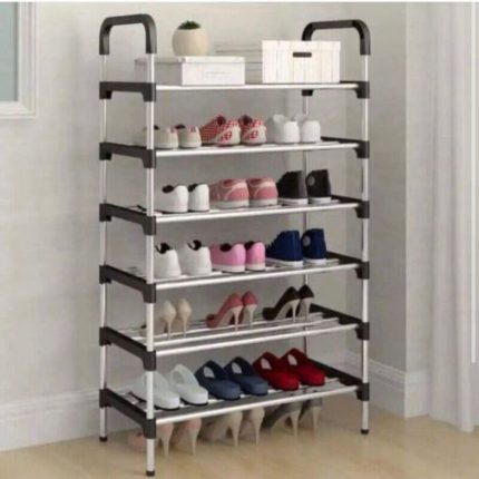 Étagère à chaussures modulable à 6 niveaux en métal et plastique noir, remplie de paires de chaussures de différents styles.