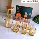 Service à eau Narino composé d'une grande carafe en verre ambré avec couvercle et de six verres assortis de forme ondulée.
