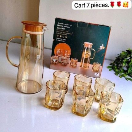 Service à eau Narino composé d'une grande carafe en verre ambré avec couvercle et de six verres assortis de forme ondulée.
