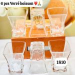 Lot de six verres à boisson de forme évasée avec une base carrée texturée, disposés autour de leur boîte d'emballage orange.