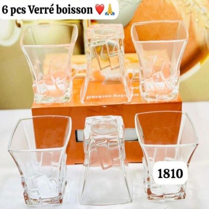 Lot de six verres à boisson de forme évasée avec une base carrée texturée, disposés autour de leur boîte d'emballage orange.