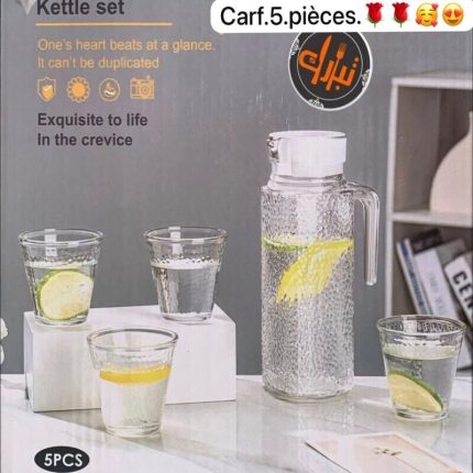 Service à boisson composé d'une carafe rectangulaire en verre martelé avec couvercle blanc et de quatre verres assortis contenant de l'eau et des rondelles de citron.