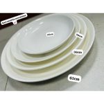 Ensemble de quatre grandes assiettes rondes en porcelaine blanche de tailles différentes imbriquées les unes dans les autres, avec les dimensions affichées par étiquette.