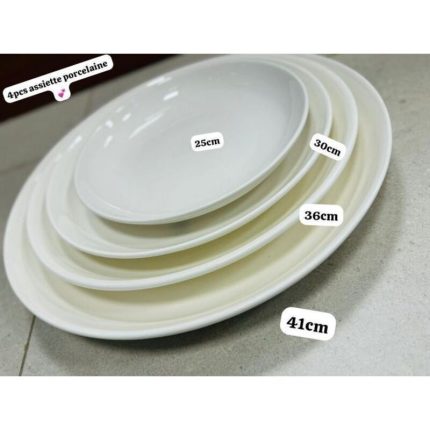 Ensemble de quatre grandes assiettes rondes en porcelaine blanche de tailles différentes imbriquées les unes dans les autres, avec les dimensions affichées par étiquette.