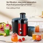 Centrifugeuse électrique rouge et noire avec collecteur de pulpe et réservoir à jus, entourée de verres de jus frais et de fruits entiers.