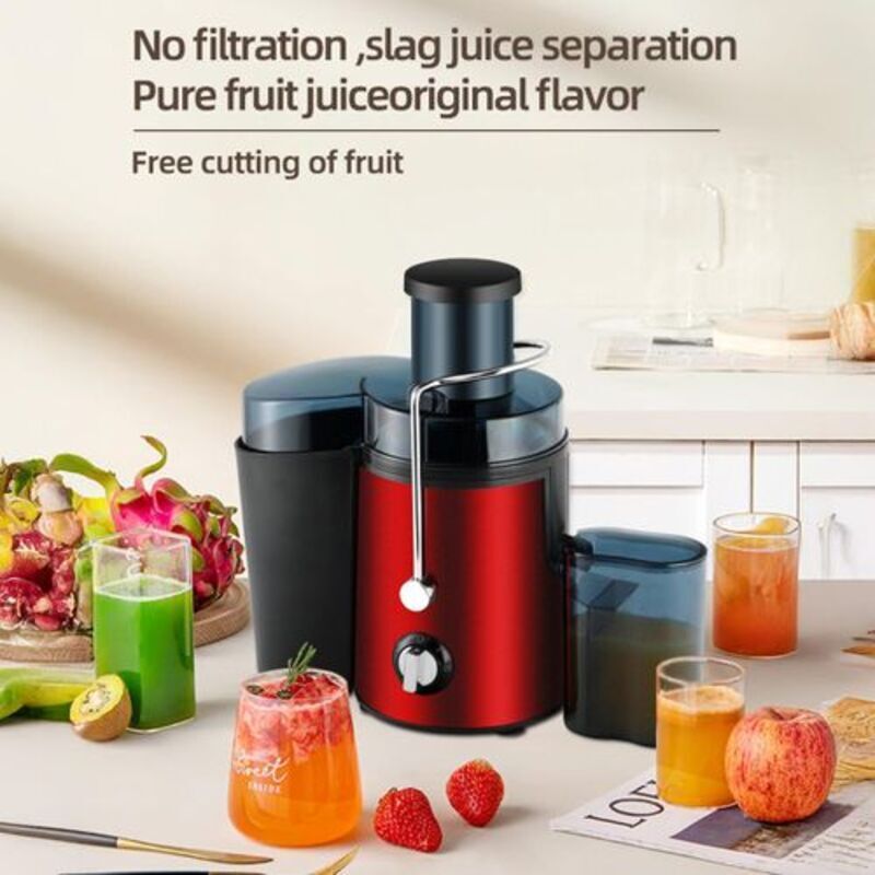 Centrifugeuse électrique rouge et noire avec collecteur de pulpe et réservoir à jus, entourée de verres de jus frais et de fruits entiers.