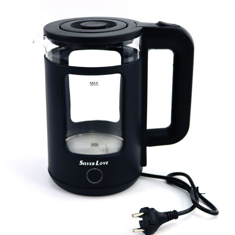 Bouilloire électrique moderne de marque Silver Love avec un corps en verre transparent enveloppé d'une structure en plastique noir mat, posée sur une table en bois.