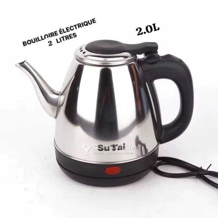 Bouilloire électrique de 2 litres en acier inoxydable brillant de la marque SuTaiue avec socle et poignée en plastique noir, isolée sur fond blanc.