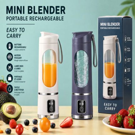 Deux mini blenders portables en forme de gourde avec un écran digital à la base ; l'un contient un jus d'orange et repose sur une table, l'autre est tenu en main par sa lanière et contient de l'eau en mouvement, entourés de fruits frais.