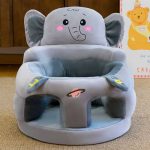 Siège de soutien en peluche douce en forme d'éléphant pour aider bébé à se tenir assis.