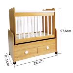 Schéma technique du lit évolutif pour bébé en bois avec l'indication des dimensions : 102 cm de longueur, 56,5 cm de largeur et 97,5 cm de hauteur.