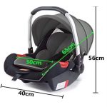 Fiche technique d'un siège auto cosi pour bébé avec capote et poignée de transport ajustable, indiquant les dimensions : 40 cm de largeur de base, 56 cm de hauteur totale, 65 cm de longueur d'assise et 30 cm de largeur intérieure.