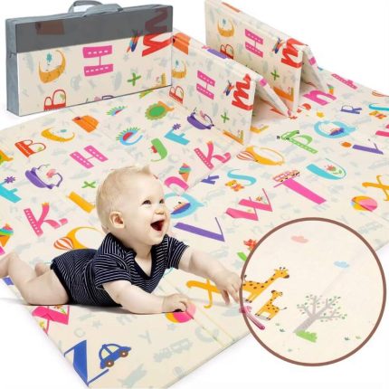Grand tapis d'éveil pliable en mousse de dimensions 180x200 cm avec un motif éducatif de lettres de l'alphabet, montrant un bébé souriant, un sac de transport et un zoom circulaire sur le motif verso.