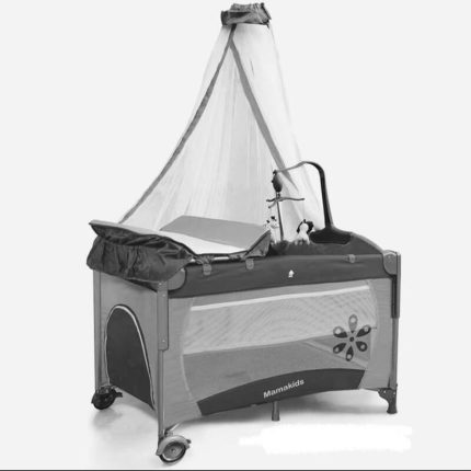 Lit parapluie pour bébé de la marque Mamakids équipé d'un grand ciel moustiquaire suspendu, d'une table à langer amovible, d'une ouverture latérale et d'un mobile d'éveil.