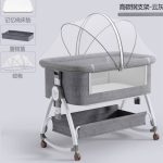 Berceau cododo pour bébé réglable en hauteur et monté sur roulettes, avec une moustiquaire bombée amovible, un grand panier de rangement inférieur, et des vignettes montrant le matelas à mémoire de forme, le panier et la moustiquaire.