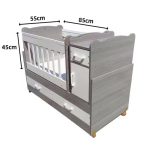 Fiche technique d'un lit bébé combiné à barreaux et sur roulettes, intégrant une commode attenante avec tiroir et placard, ainsi que de grands tiroirs inférieurs. Les dimensions indiquées sont 85 cm de longueur de couchage, 55 cm de largeur et 45 cm de hauteur de barrière.