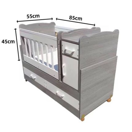 Fiche technique d'un lit bébé combiné à barreaux et sur roulettes, intégrant une commode attenante avec tiroir et placard, ainsi que de grands tiroirs inférieurs. Les dimensions indiquées sont 85 cm de longueur de couchage, 55 cm de largeur et 45 cm de hauteur de barrière.