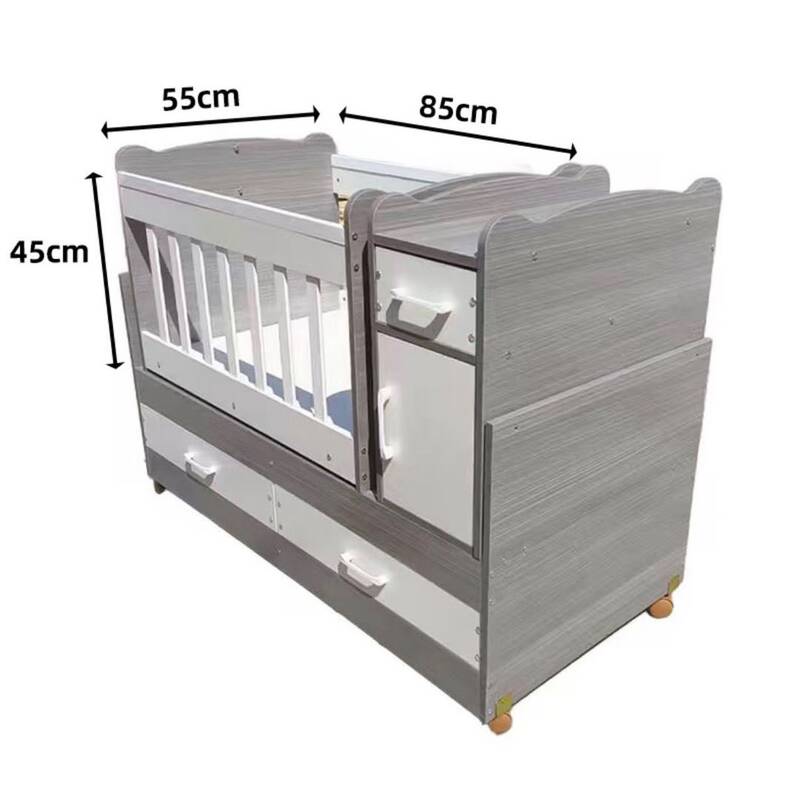 dimensions-lit-combine-bebe-tiroirs Fiche technique d'un lit bébé combiné à barreaux et sur roulettes, intégrant une commode attenante avec tiroir et placard, ainsi que de grands tiroirs inférieurs. Les dimensions indiquées sont 85 cm de longueur de couchage, 55 cm de largeur et 45 cm de hauteur de barrière.