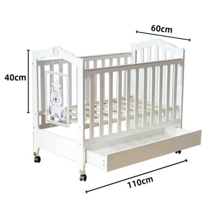 Fiche technique d'un lit bébé à barreaux sur roulettes doté d'un grand tiroir inférieur entrouvert et d'un panneau décoratif avec un ourson. Les dimensions de 110 cm de longueur, 60 cm de largeur et 40 cm de hauteur de barrière sont indiquées par des flèches noires.