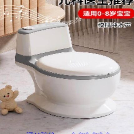 Pot éducatif pour bébé en forme de mini toilette réaliste avec un abattant fermé, un réservoir supérieur muni d'un bouton de chasse d'eau et des notes pot-educatif-apprentissage-propreté-bebede musique illustrées en arrière-plan.
