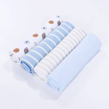 Lot de quatre langes en coton pour bébé roulés et disposés côte à côte, avec des motifs imprimés et des rayures.