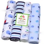 Pack de quatre couvertures de réception pour bébé en coton de la marque Kolaco, roulées et présentées avec leur étiquette d'emballage d'origine.