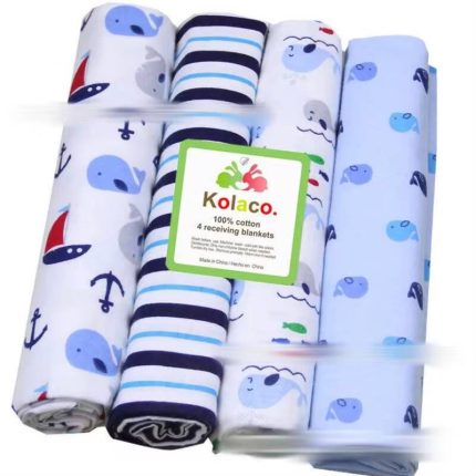 Pack de quatre couvertures de réception pour bébé en coton de la marque Kolaco, roulées et présentées avec leur étiquette d'emballage d'origine.