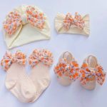 Ensemble Bonnet Turban et Chaussettes ou Chaussons Bébé – Image 9