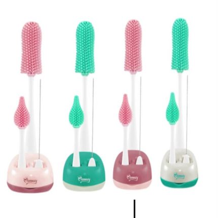 Quatre ensembles de kits de nettoyage pour biberons alignés, comprenant chacun une grande brosse en silicone, un petit goupillon pour tétine, une tige métallique fine et un socle de rangement assorti.