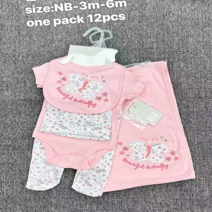 Ensemble de vêtements et accessoires en coton pour bébé présenté sur un fond gris, comprenant un body, un bavoir et d'autres pièces assorties avec de jolis motifs de girafes.