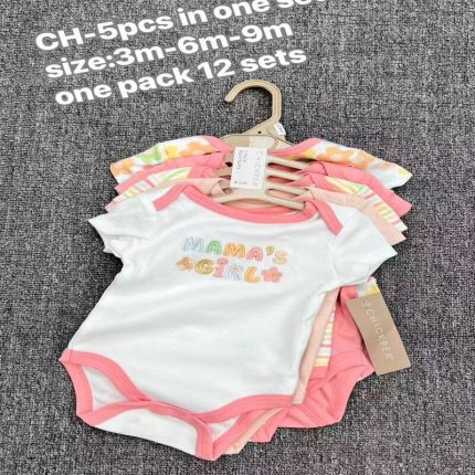 Lot de cinq bodys à manches courtes pour bébé de la marque Chickpea, superposés sur des cintres avec une inscription en haut indiquant les tailles de 3 à 9 mois.