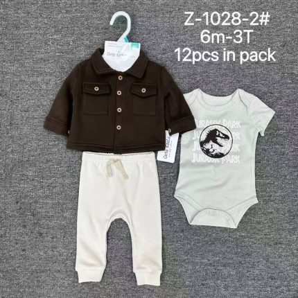 Ensemble 3 pièces pour bébé de la marque Cute Koala Baby présenté sur fond gris, comprenant une veste style chemise à boutons avec poches, un body à manches courtes orné de motifs d'animaux de la jungle, et un pantalon de jogging souple.