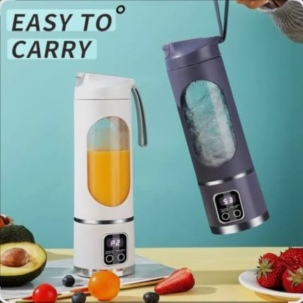 Deux mini blenders portables en forme de gourde avec un écran digital à la base ; l'un contient un jus d'orange et repose sur une table, l'autre est tenu en main par sa lanière et contient de l'eau en mouvement, entourés de fruits frais.
