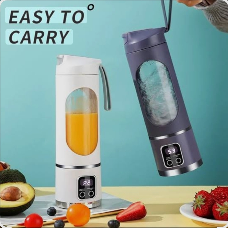 Deux mini blenders portables en forme de gourde avec un écran digital à la base ; l'un contient un jus d'orange et repose sur une table, l'autre est tenu en main par sa lanière et contient de l'eau en mouvement, entourés de fruits frais.