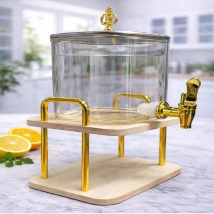 Distributeur de boissons carré en verre transparent avec robinet et couvercle hermétique, posé sur un support surélevé à double étage dans une cuisine lumineuse.