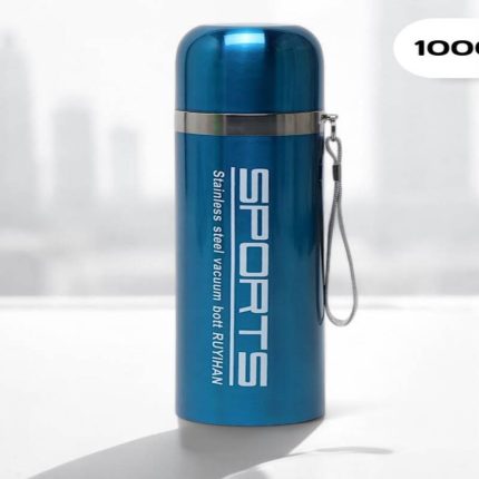 Bouteille isotherme de sport de la marque Ruyihan en acier inoxydable avec l'inscription Sports imprimée verticalement et une dragonne de transport fixée au bouchon.