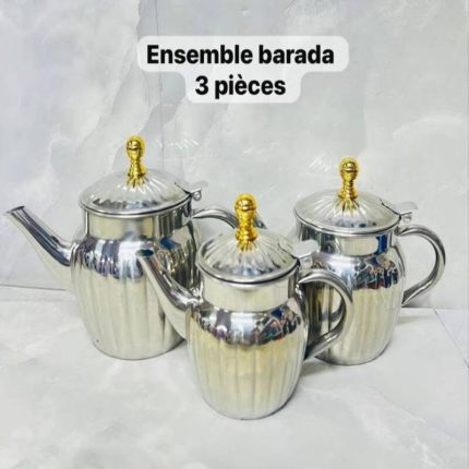 Service de trois théières traditionnelles de tailles différentes avec couvercles striés et pommeaux dorés travaillés.