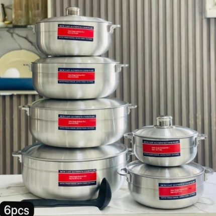 Batterie de cuisine complète composée de six marmites de tailles différentes en aluminium coulé empilées avec leurs couvercles assortis.