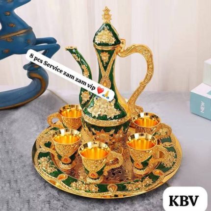 Service de présentation oriental comprenant une verseuse élancée finement gravée, six tasses ornées de motifs floraux et un grand plateau rond ciselé assorti.