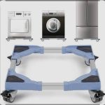 Support de transport carré et réglable avec des coins bleus antidérapants et des barres métalliques ajustables, équipé de quatre roues pivotantes dotées de freins de blocage. En arrière-plan, des illustrations montrent le socle installé sous une cuisinière, une machine à laver et un réfrigérateur.