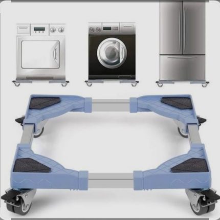 Support de transport carré et réglable avec des coins bleus antidérapants et des barres métalliques ajustables, équipé de quatre roues pivotantes dotées de freins de blocage. En arrière-plan, des illustrations montrent le socle installé sous une cuisinière, une machine à laver et un réfrigérateur.