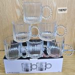 Six tasses transparentes en verre texturé à rayures verticales et anses circulaires ornées de petites perles en verre, empilées à côté de leur boîte d'emballage d'origine.